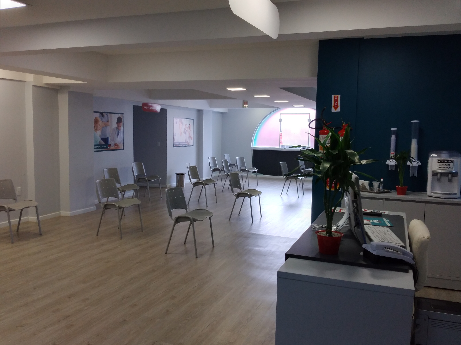 Ampla área de espera para pacientes